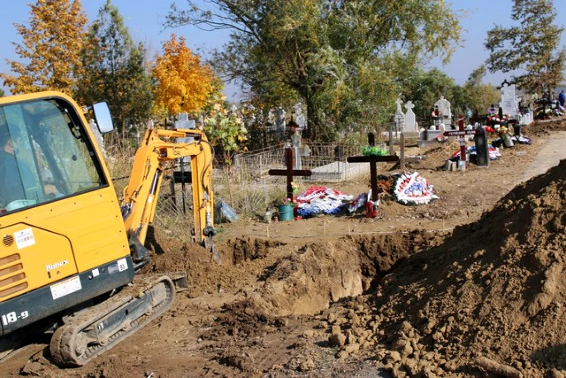 Gropile se sapă cu excavatorul la Slobozia FOTO independentonline.ro