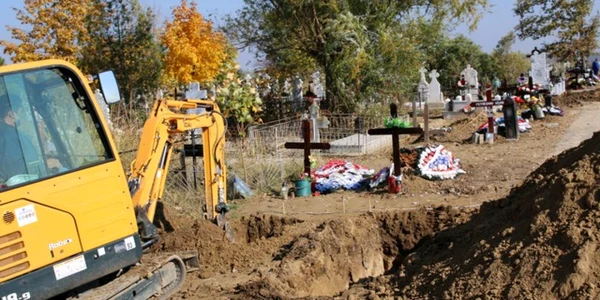 slobozia excavator in cimitir foto independenonline.ro