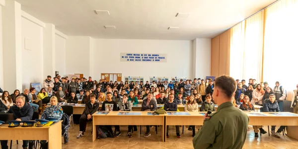aviatorul in fata elevilor   foto cmj olt   ionut savescu SMFA jpg
