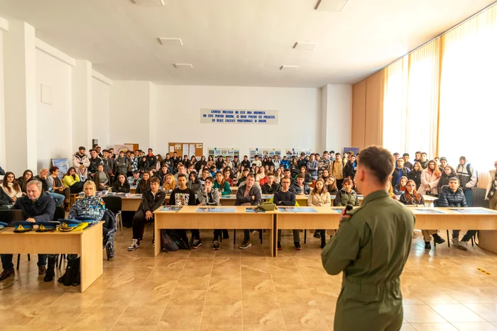Viitorul pilot Octavian Pătru le-a vorbit liceenilor Foto: Săvescu Ionuț/SMFA