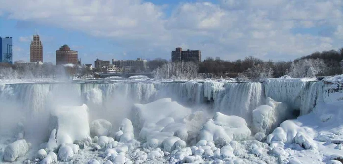 Cascada niagara inghetata foto powertripberkeley.com