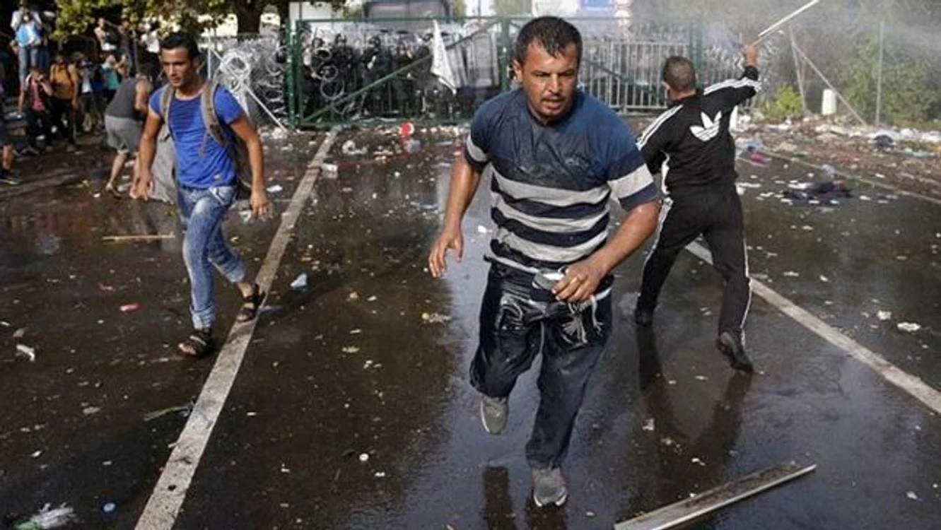 
    Poliţia maghiară a pus tunuri cu apă pe refugiaţi şi a dat cu gaze lacrimogeneFoto: Twitter  
