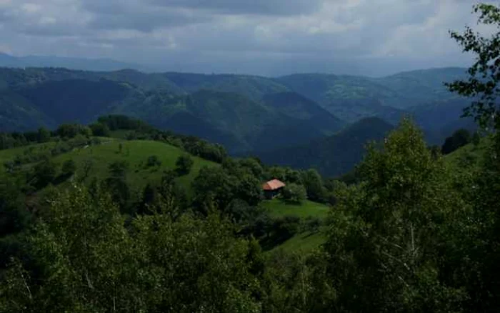 Casele din Ursici sunt răsfirate pe creste, iar satul e izolat. FOTO: Iulian Angheluţă,