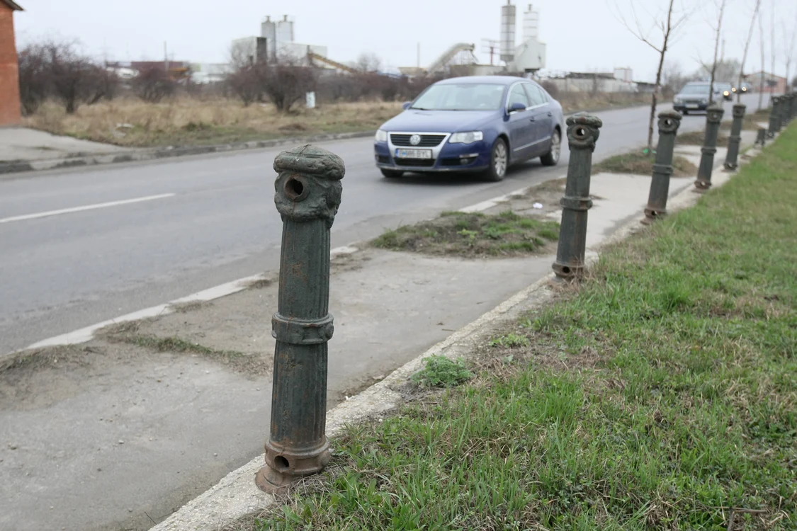 
    Gardurile au fost furate pe Splaiul Unirii, au rămas doar niște „cioturi”. Foto: Dorin Constanda  