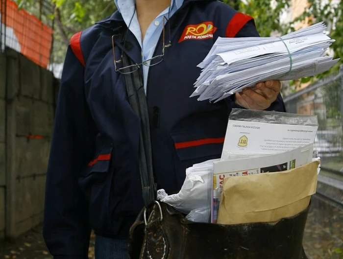 
    Poştăriţa distribuia pensii în timp ce a fost acostată de cei doi bărbaţi. (Arhiva Click!)  
