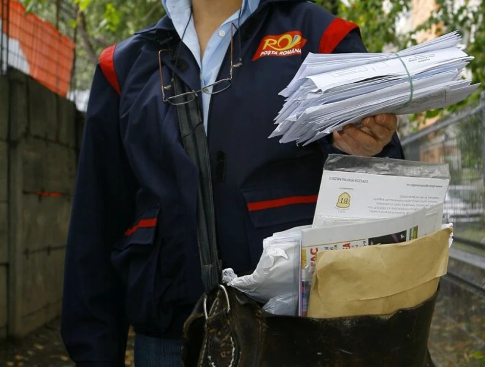 
    Poştăriţa distribuia pensii în timp ce a fost acostată de cei doi bărbaţi. (Arhiva Click!)  