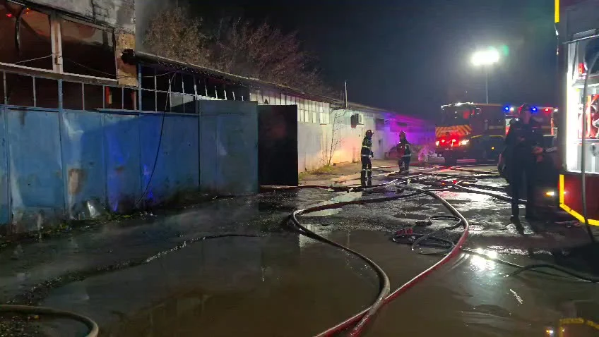 Opt garaje și două mașini mistuite de flăcări, într-un incendiu violent în Constanța. Pompierii au evacuat mai multe butelii cu oxigen
