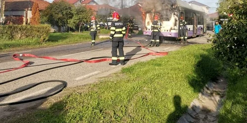 Troleibuz in flacari FOTO ISU Timiș jpeg2 jpeg