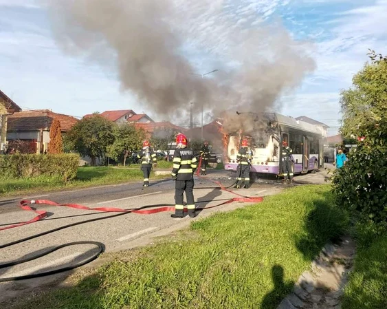 Autobuz în flăcări la Ghiroda FOTO ISU Timiș