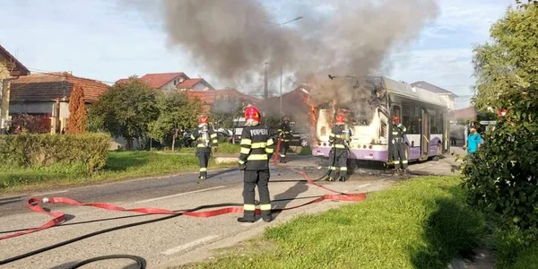 Troleibuz in flacari FOTO ISU Timiș jpeg2 jpeg