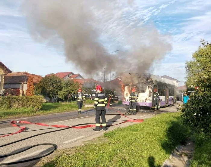 Troleibuzul metropolitan a luat foc FOTO ISU Timiș