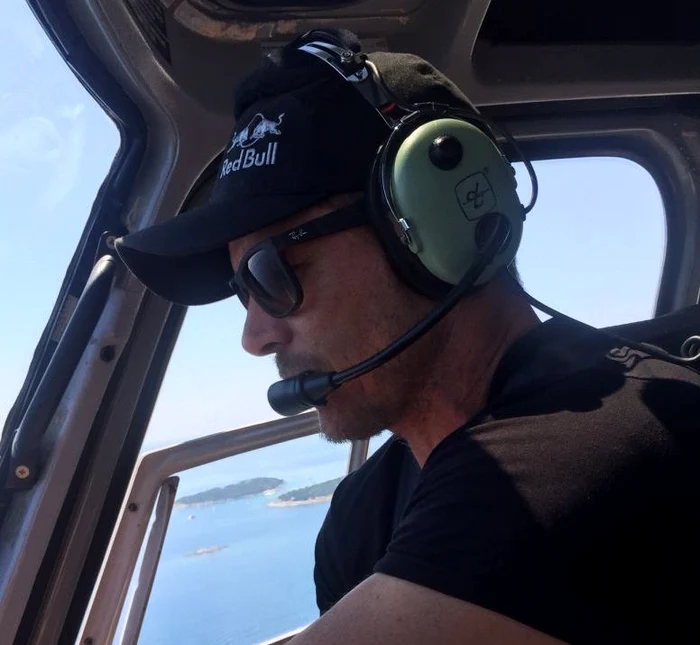 Pilotul a vrut să-şi amuze fanii şi a urcat într-un elicopter de jucăriefoto: arhiva personală