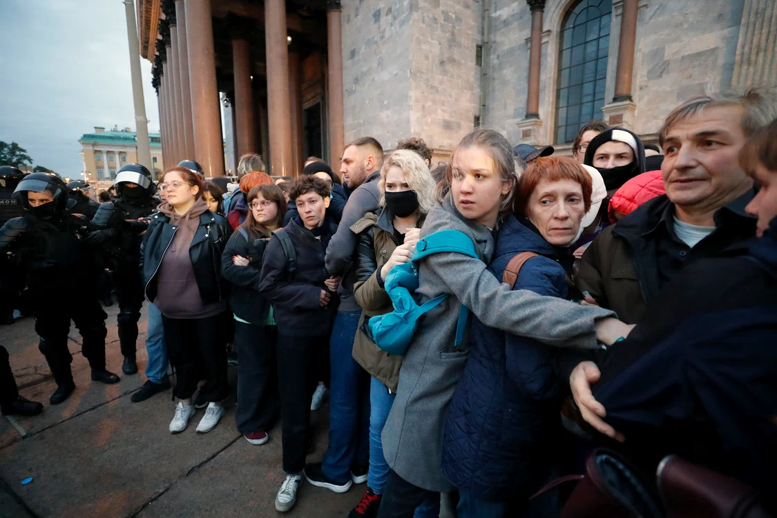 Bărbași ruși fug din Rusia în timp ce femeile protestează față de mobilizare FOTO EPA-EFE