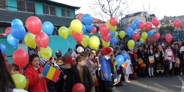 Copiii au lansat baloane tricolore