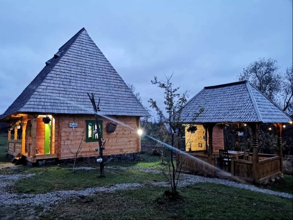 Maramureşul rămâne una dintre destinaţiile favorite de sărbători. FOTO: Cabane şi pensiuni