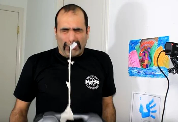 
    Bărbatul a încercat să se bărbierească folosind metode dureroasefoto: captură video  