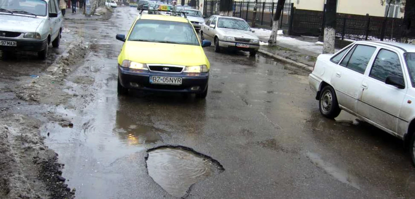 Gropile mici şi adânci, moartea jantelor. FOTO: N.Butnaru