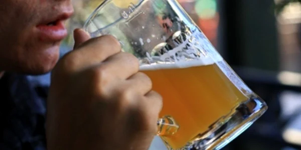 O bere pe zi creşte cu până la trei ori riscul apariţiei cancerului
