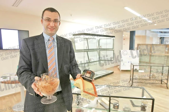 Ionuţ Georgescu are într-o mână un alternator aruncat la gunoi iar în cealaltă ce a mai rămas după distrugere (Fotografii: Dorin Constanda)