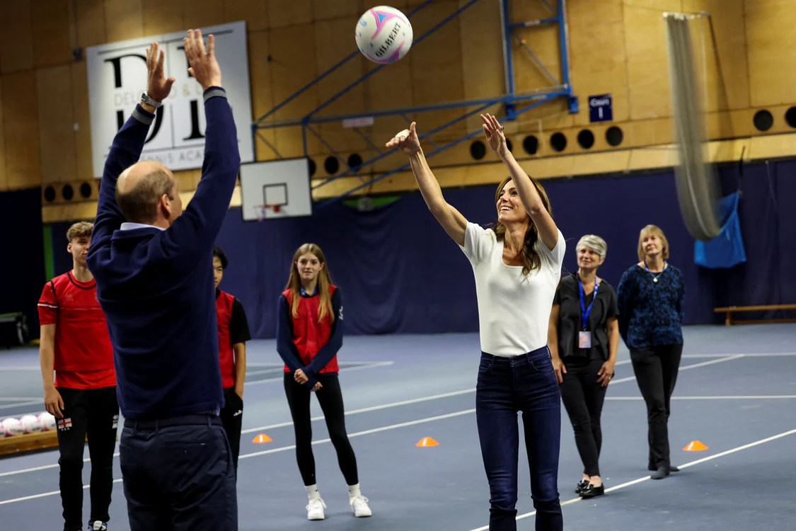 Kate și William jucându-se volei