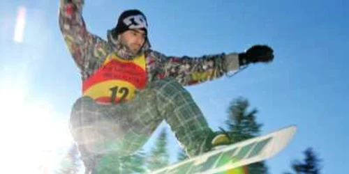 Cei mai experimentaţi practicanţi de snow-board s-au întrecut în piruete pe pârtia din Păltiniş