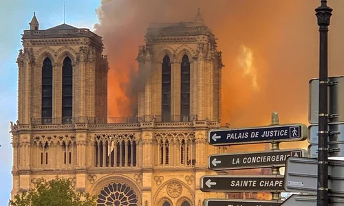 Anchetatorii francezi nu au găsit semne de incendiere deliberată a catedralei Notre Dame jpeg