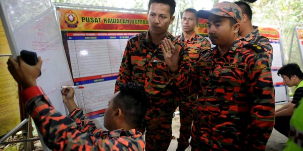 Cutremur Malaysia - echipa de interventie planuieste sa salveze disparutii FOTO AP