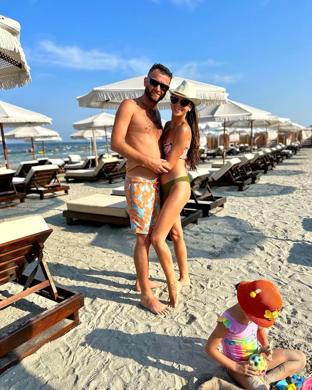 Concertele sunt seara iar ziua artista are timp să stea la plajă alături de cei doi copii ai ei și de soțul său, Rareș