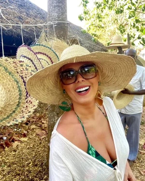 
    Dana Săvuică și Carmen Negoiță au  făcut senzație cu fotografiile din Africa  