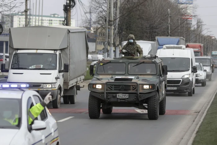 Soldaţii înarmaţi patrulează pe străzile marilor oraşe din România FOTO Inquam Photos / Octav Ganea