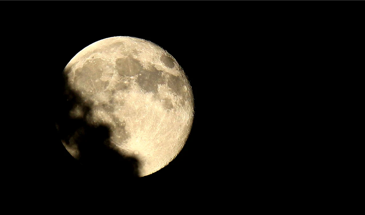 Un fragment din Lună, vândut la licitaţie