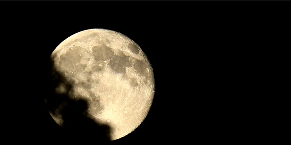 Un fragment din Lună, vândut la licitaţie