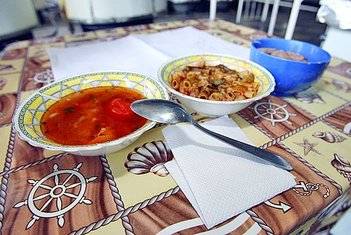 La prânz, puşcăriaşii au două feluri de mâncare caldă