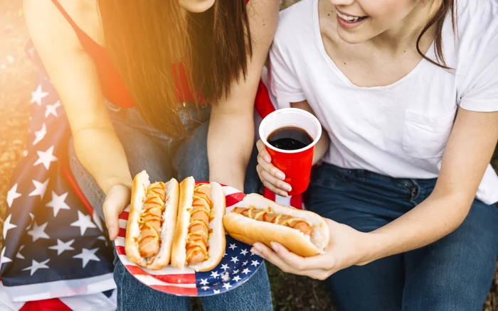 Mâncarea de tip fast-food este prezentă în cultura americanilor. Foto: Freepik.com