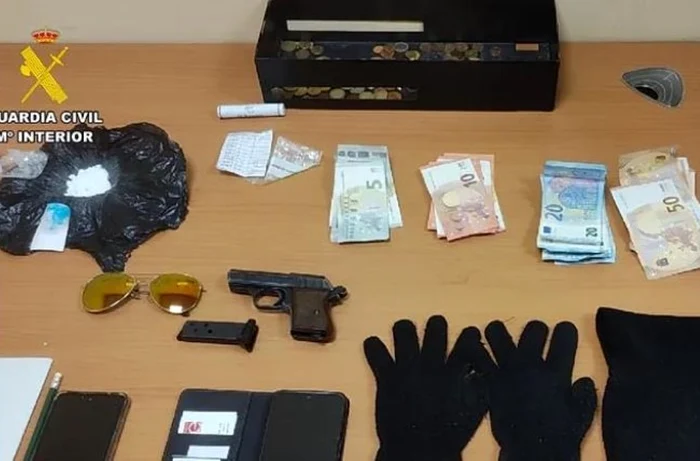 Obiectele descoperite în maşina românului. FOTO: Guardia Civil Spania