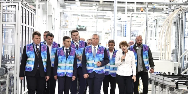 Nicolae Ciucă la Unitatea de producţie Star Assembly din Sebes Foto Gov.ro