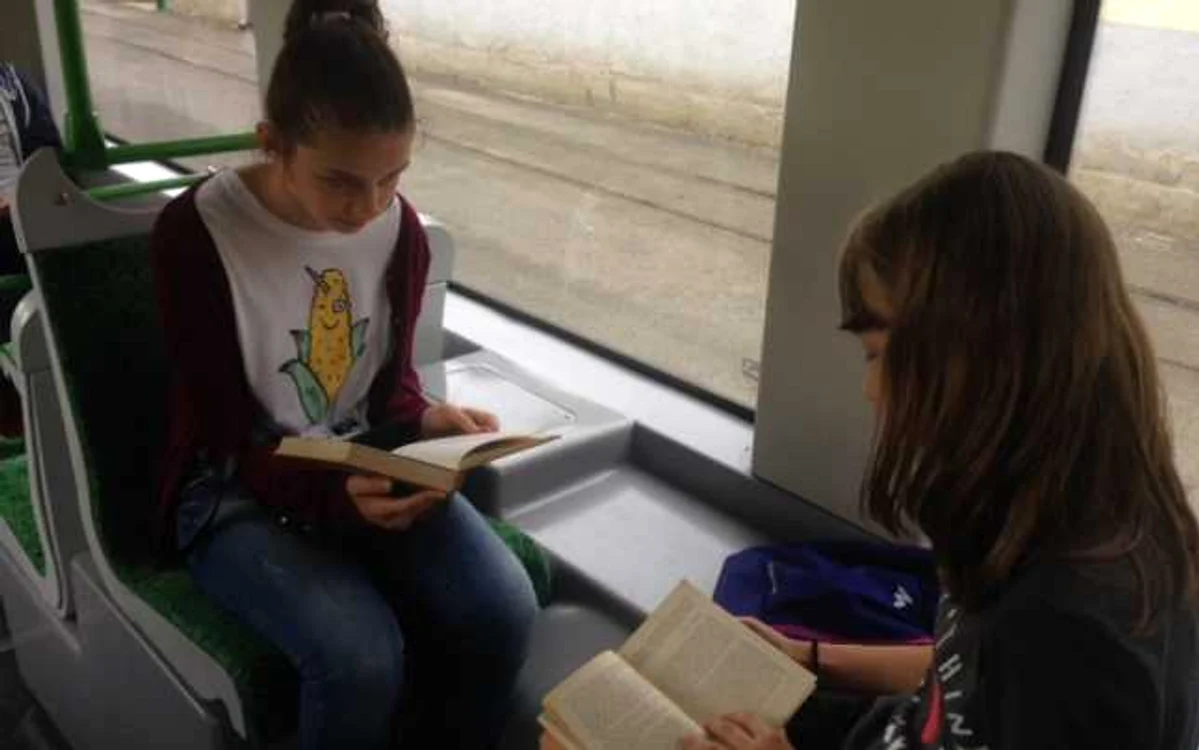 Tinerii au început să citească în tramvai FOTO Claudia Untaru