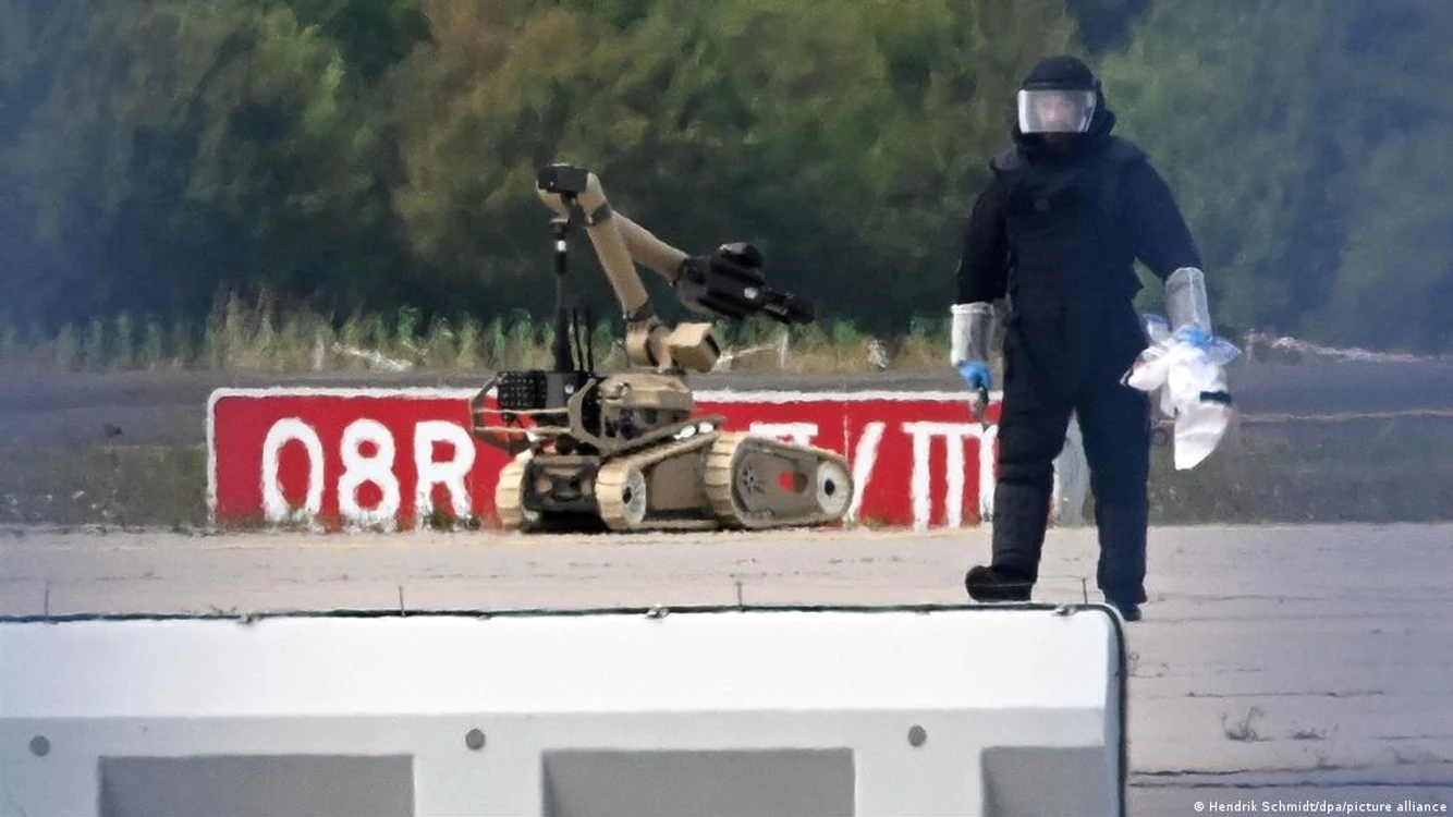 După tentativa de atentat cu o dronă la aeroportul Leipzig, un robot de dezamorsare in actiune