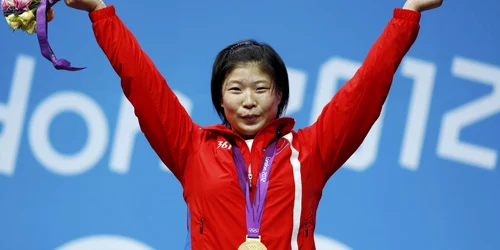  Atleta nord-coreeană Jong Sim Rim a câştigat aurul la concursul de haltere la JO 2012 