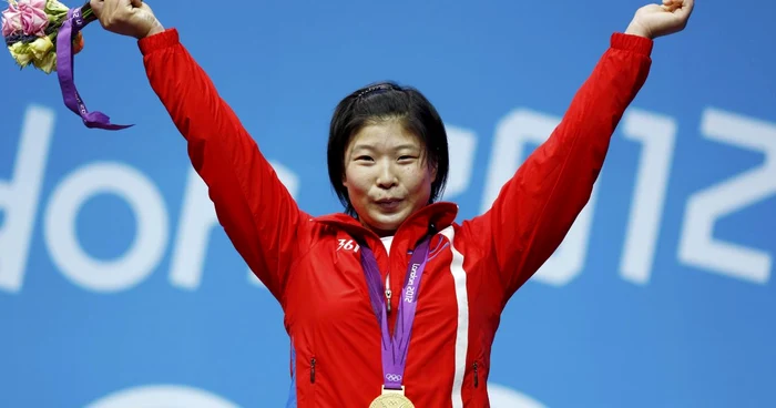 Atleta nord-coreeană Jong Sim Rim a câştigat aurul la concursul de haltere la JO 2012 FOTO: Reuters