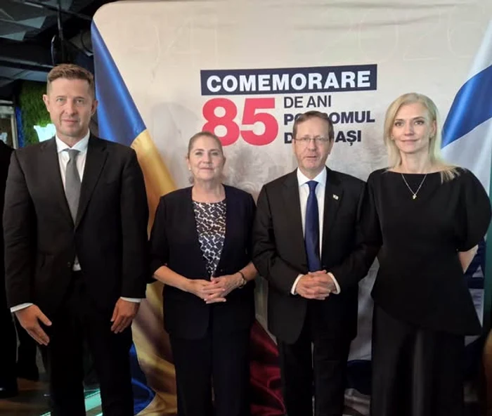  Isaac Herzog și de soția sa, încadrați de Hubert Thuma și Alina Gorghiu. FOTO FB H Thuma