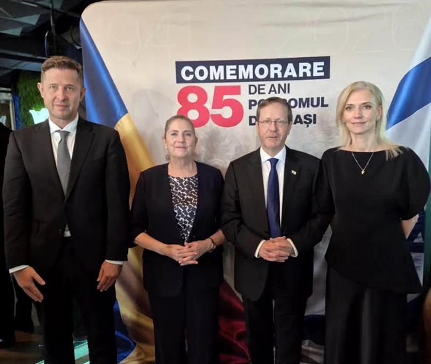 Isaac Herzog și de soția sa, încadrați de Hubert Thuma și Alina Gorghiu. FOTO FB H Thuma