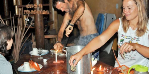 Francezii şi prietenii lor se bucură de delicatese exotice