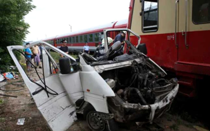 Iaşi: Şoferii continuă să ignore trenurile