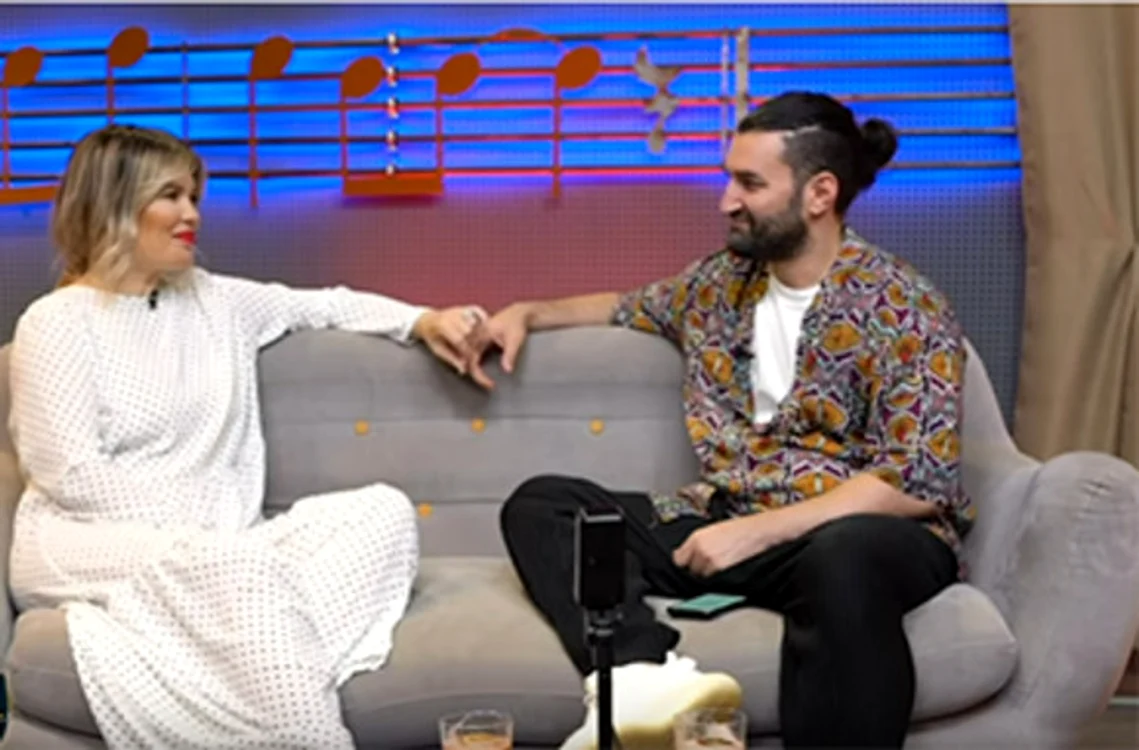 
    Smiley a avut-o invitată chiar pe iubita lui  