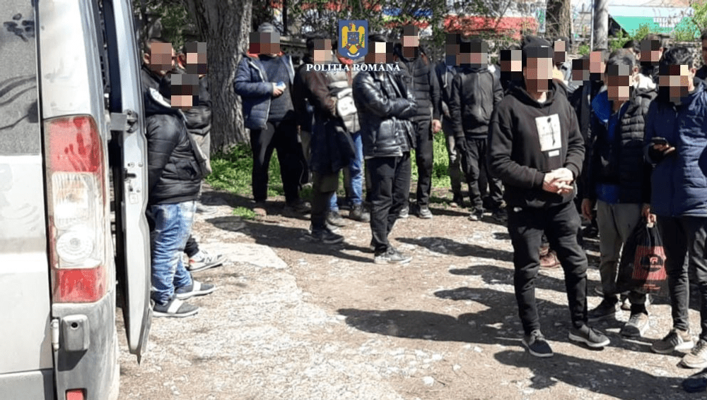 Trafic de migranți descoperit la Fetești: 30 de cetățeni afgani găsiți în microbuzul unor bulgari