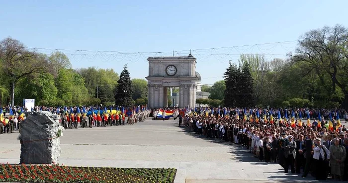 ceasul de pe Arcul de trimf funcţionează de 170 de ani. FOTO Dumitru Goncear