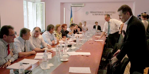 Avocatul Vitalie Nagacevschi (dreapta) s-a arătat dezamăgit de concursul pentru funcţia de judecător la CEDO