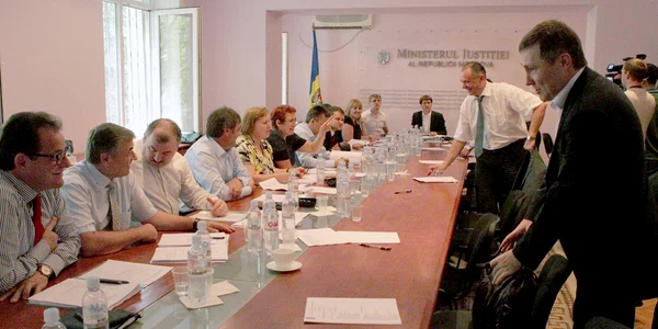 Avocatul Vitalie Nagacevschi (dreapta) s-a arătat dezamăgit de concursul pentru funcţia de judecător la CEDO