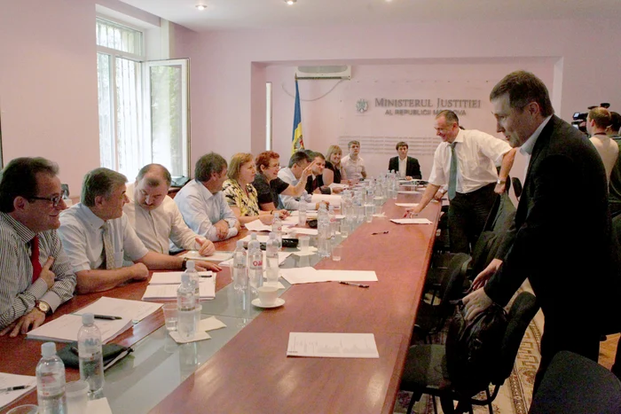 Avocatul Vitalie Nagacevschi (dreapta) s-a arătat dezamăgit de concursul pentru funcţia de judecător la CEDO